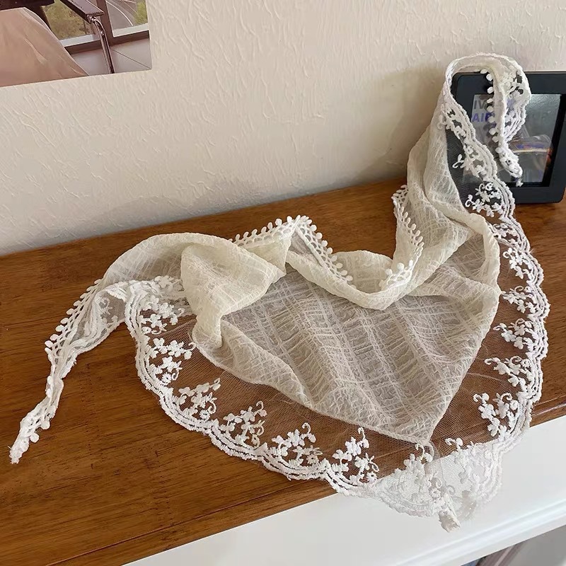 Women Accessories Photos - Foulard a triangolo in pizzo alla